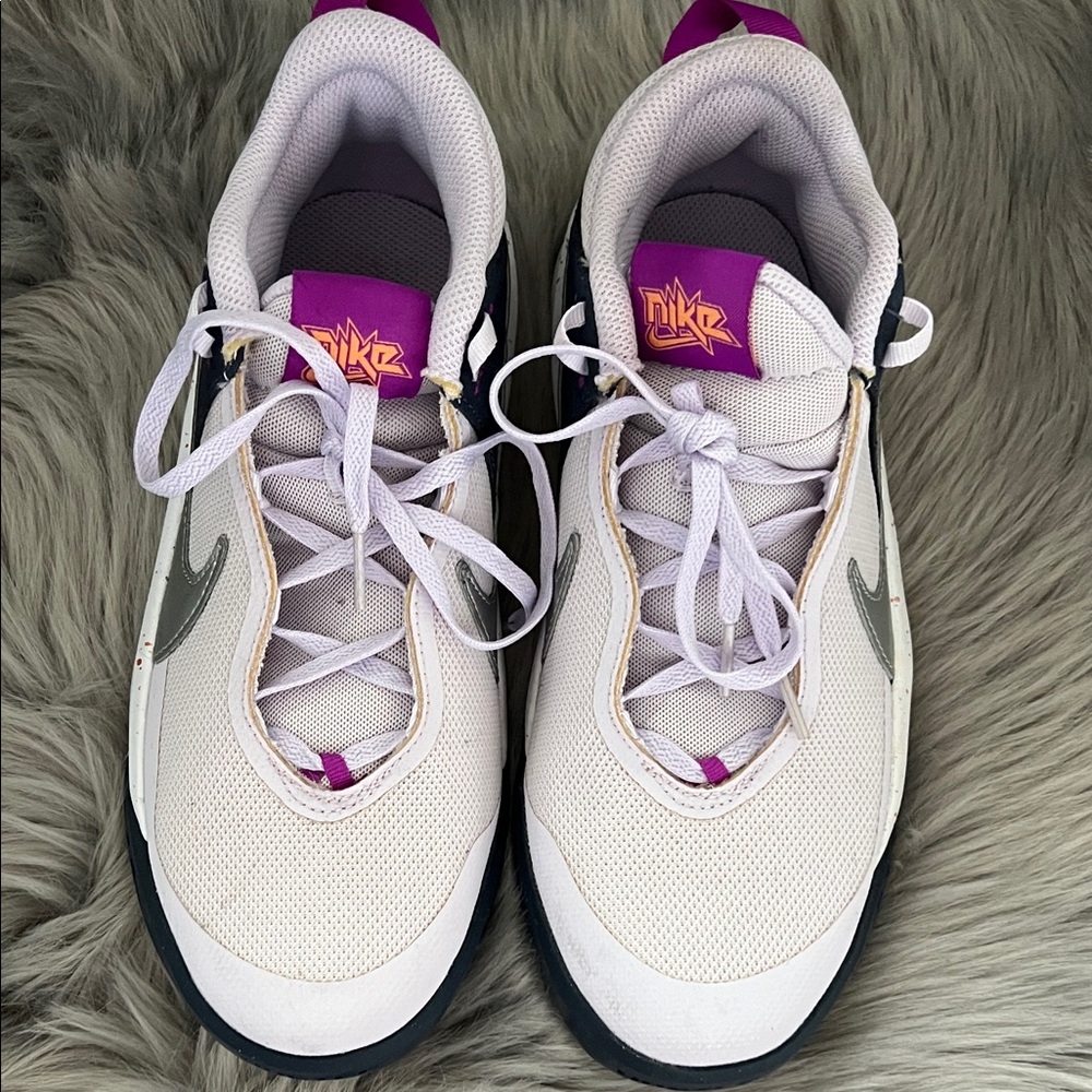 EUC Nike Team Hustle D10 SE GS 'Barely Grape' | Purple sz 6Y